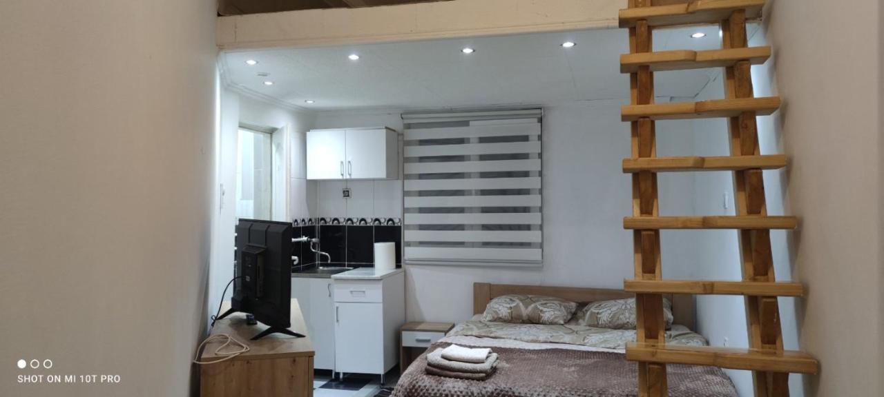 Small Apartment Private Bathroom Strong Wi-Fi Белград Екстериор снимка